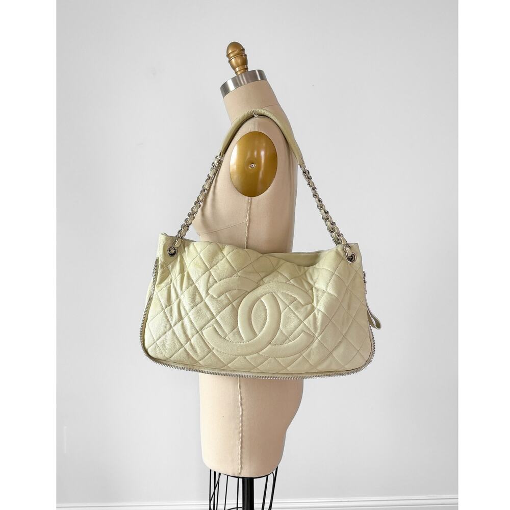 Vintage Chanel Ivory Quilted Caviar Leather Zip Expandable Shoulder Purse - Picture 2 of 15